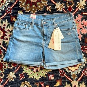 NWT Levi’s Women’s Mid Length Shorts Size 8 W 29.